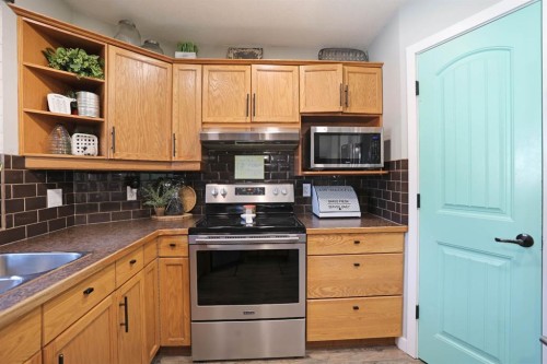 75 Parkland Close East, Brooks, AB - Indoor Photo Showing Kitchen