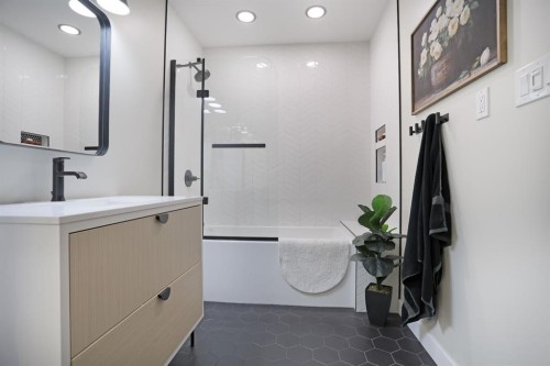 75 Parkland Close East, Brooks, AB - Indoor Photo Showing Bathroom