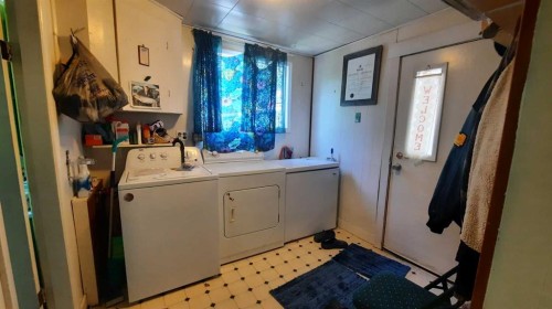 227 6 Street, Drumheller, AB - Indoor Photo Showing Laundry Room