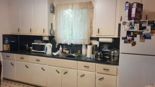 227 6 Street, Drumheller, AB - Indoor Photo Showing Kitchen