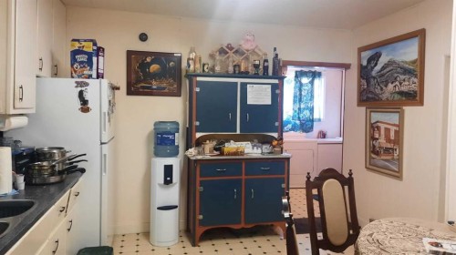 227 6 Street, Drumheller, AB - Indoor Photo Showing Kitchen