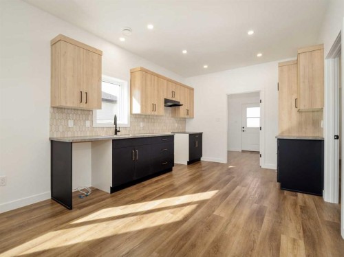 7046 48 Street, Taber, AB - Indoor Photo Showing Kitchen