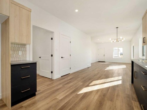 7046 48 Street, Taber, AB - Indoor Photo Showing Kitchen