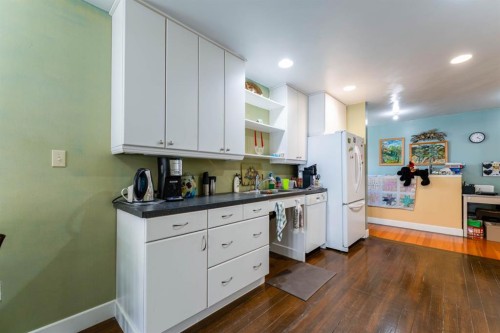145 Centre Street, Drumheller, AB - Indoor Photo Showing Kitchen