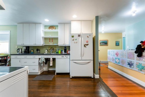 145 Centre Street, Drumheller, AB - Indoor Photo Showing Kitchen