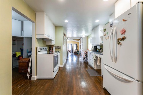 145 Centre Street, Drumheller, AB - Indoor Photo Showing Kitchen