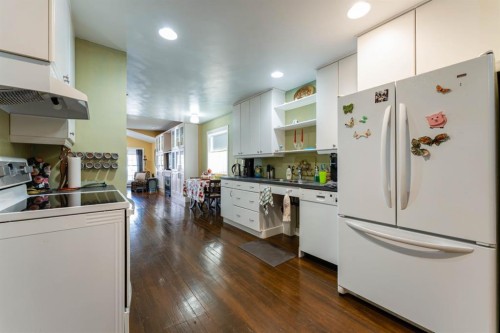 145 Centre Street, Drumheller, AB - Indoor Photo Showing Kitchen