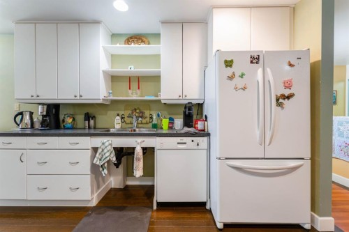 145 Centre Street, Drumheller, AB - Indoor Photo Showing Kitchen With Double Sink