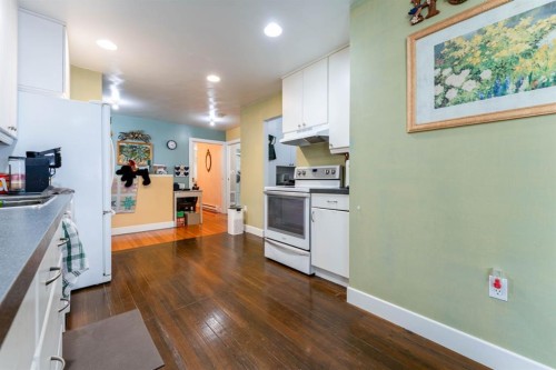 145 Centre Street, Drumheller, AB - Indoor Photo Showing Kitchen