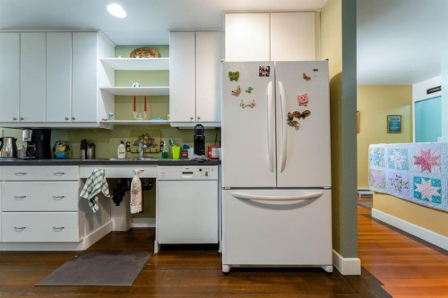 145 Centre Street, Drumheller, AB - Indoor Photo Showing Kitchen