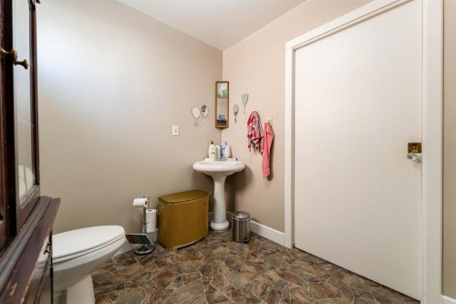 145 Centre Street, Drumheller, AB - Indoor Photo Showing Bathroom