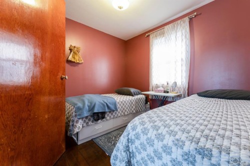 145 Centre Street, Drumheller, AB - Indoor Photo Showing Bedroom