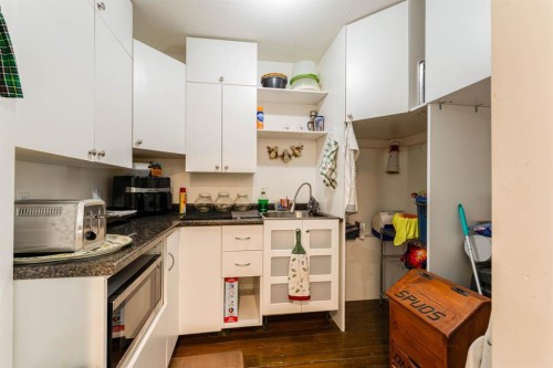 145 Centre Street, Drumheller, AB - Indoor Photo Showing Kitchen