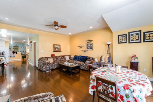 145 Centre Street, Drumheller, AB - Indoor Photo Showing Living Room