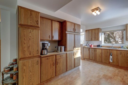 109 5Th Ave West, Hanna, AB - Indoor Photo Showing Kitchen