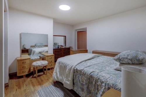 109 5Th Ave West, Hanna, AB - Indoor Photo Showing Bedroom