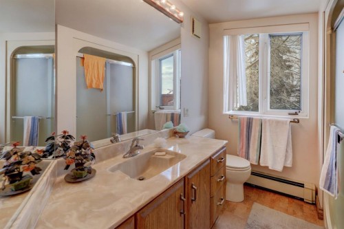 109 5Th Ave West, Hanna, AB - Indoor Photo Showing Bathroom