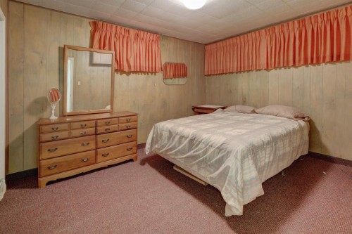 109 5Th Ave West, Hanna, AB - Indoor Photo Showing Bedroom