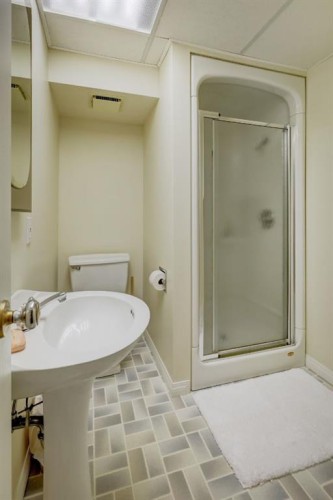 109 5Th Ave West, Hanna, AB - Indoor Photo Showing Bathroom