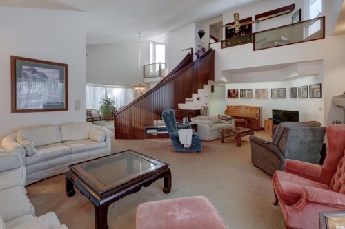 109 5Th Ave West, Hanna, AB - Indoor Photo Showing Living Room