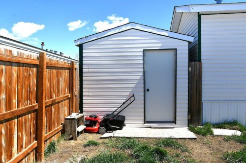 24 Maple Drive West, Brooks, AB 