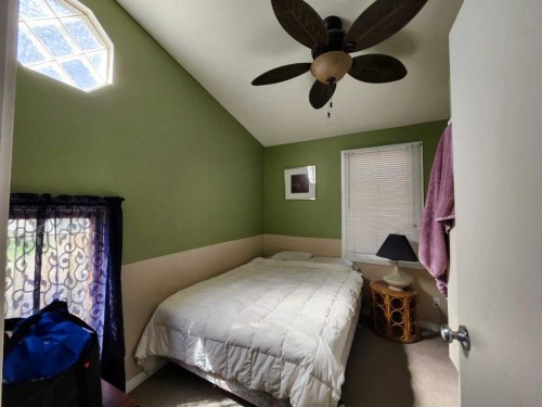 355 4 Street West, Drumheller, AB - Indoor Photo Showing Bedroom