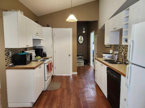 355 4 Street West, Drumheller, AB - Indoor Photo Showing Kitchen With Double Sink