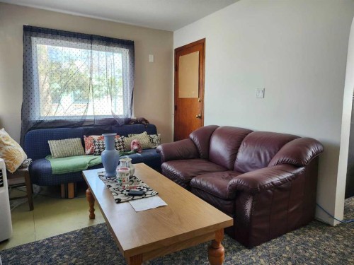 355 4 Street West, Drumheller, AB - Indoor Photo Showing Living Room