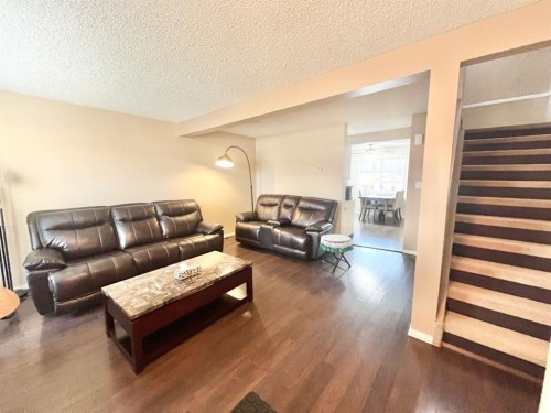 808 Birchwood Close, Drumheller, AB - Indoor Photo Showing Living Room