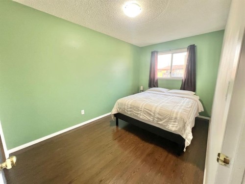 808 Birchwood Close, Drumheller, AB - Indoor Photo Showing Bedroom