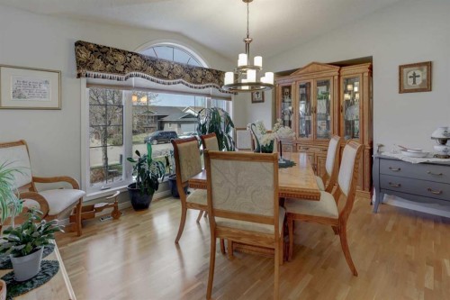 24 Willow Point, Drumheller, AB - Indoor Photo Showing Dining Room