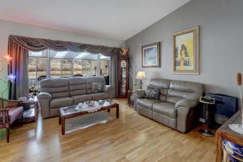 24 Willow Point, Drumheller, AB - Indoor Photo Showing Living Room