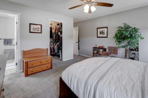 24 Willow Point, Drumheller, AB - Indoor Photo Showing Bedroom