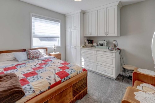 24 Willow Point, Drumheller, AB - Indoor Photo Showing Bedroom