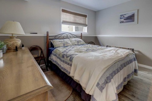 24 Willow Point, Drumheller, AB - Indoor Photo Showing Bedroom