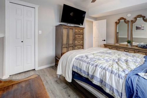 24 Willow Point, Drumheller, AB - Indoor Photo Showing Bedroom