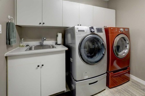24 Willow Point, Drumheller, AB - Indoor Photo Showing Laundry Room