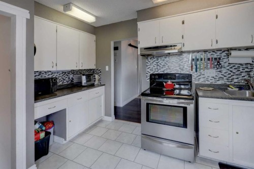 261 2 Avenue West, Drumheller, AB - Indoor Photo Showing Kitchen