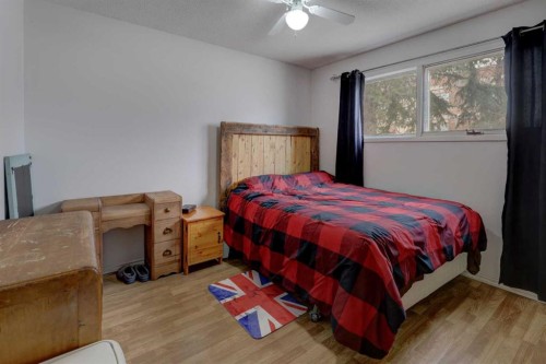 261 2 Avenue West, Drumheller, AB - Indoor Photo Showing Bedroom