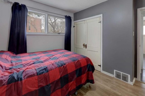 261 2 Avenue West, Drumheller, AB - Indoor Photo Showing Bedroom