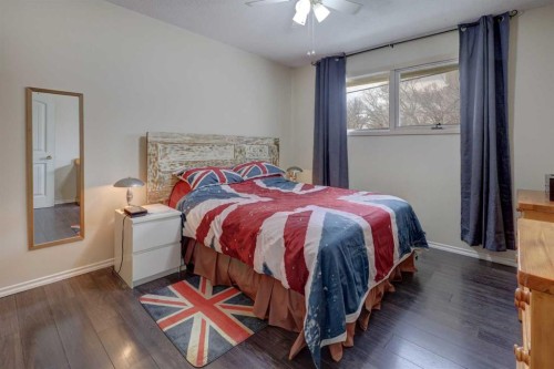 261 2 Avenue West, Drumheller, AB - Indoor Photo Showing Bedroom