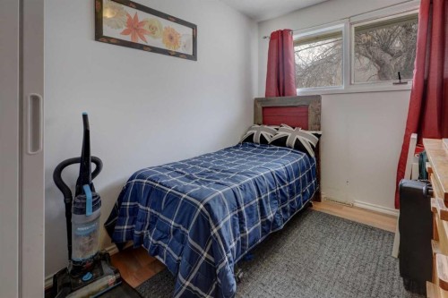261 2 Avenue West, Drumheller, AB - Indoor Photo Showing Bedroom