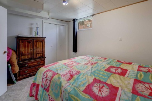 261 2 Avenue West, Drumheller, AB - Indoor Photo Showing Bedroom