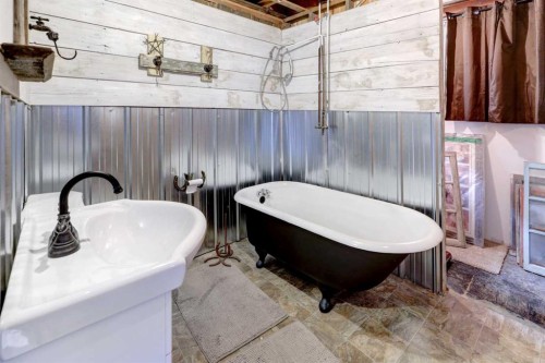 261 2 Avenue West, Drumheller, AB - Indoor Photo Showing Bathroom
