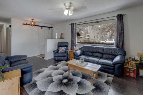 261 2 Avenue West, Drumheller, AB - Indoor Photo Showing Living Room