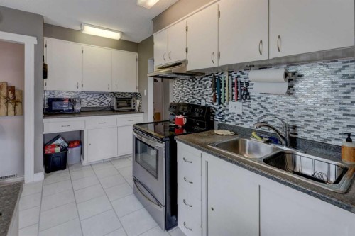 261 2 Avenue West, Drumheller, AB - Indoor Photo Showing Kitchen With Double Sink