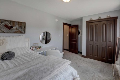 12 Willow Point, Drumheller, AB - Indoor Photo Showing Bedroom