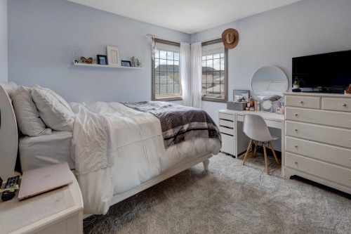 12 Willow Point, Drumheller, AB - Indoor Photo Showing Bedroom