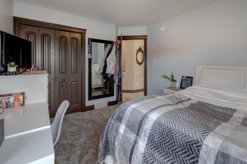 12 Willow Point, Drumheller, AB - Indoor Photo Showing Bedroom