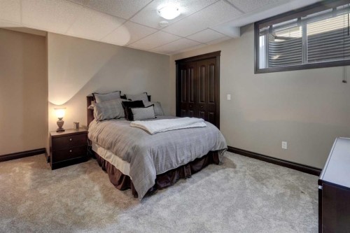 12 Willow Point, Drumheller, AB - Indoor Photo Showing Bedroom